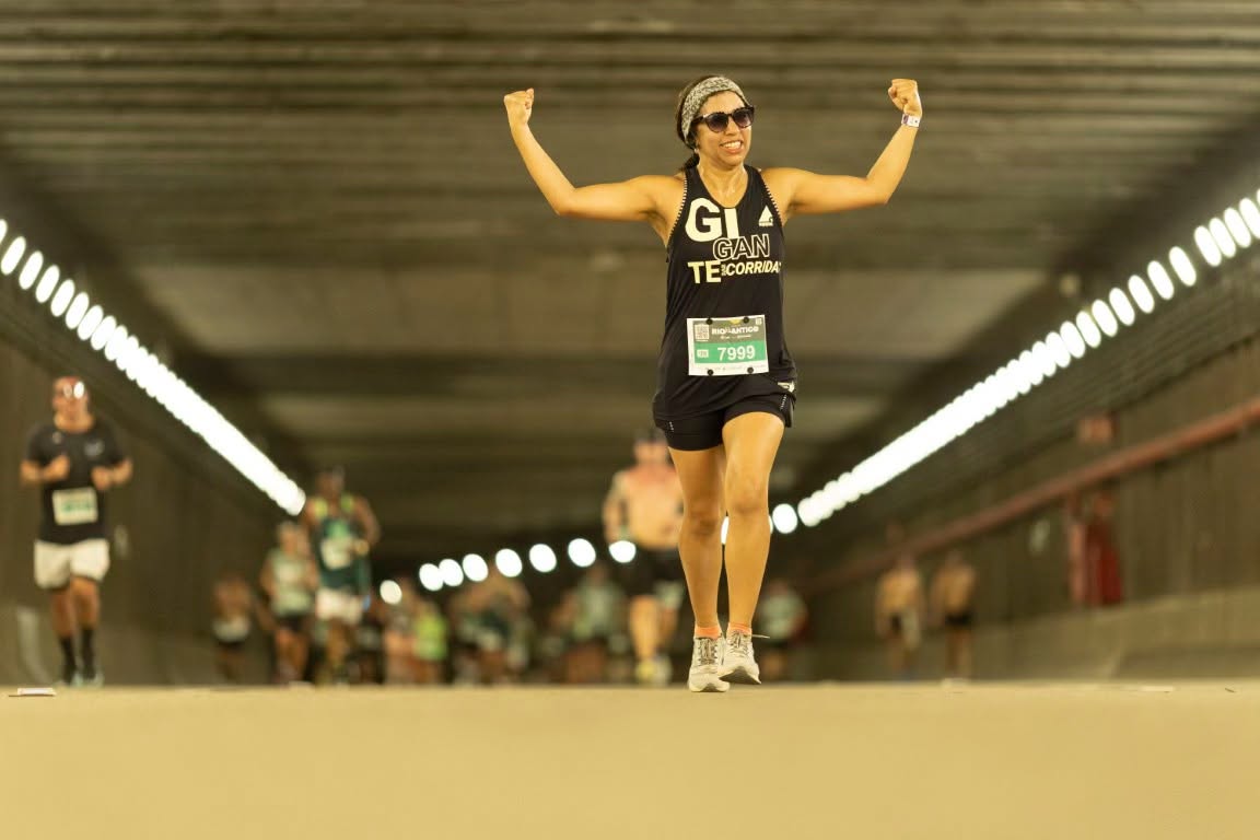 Atleta comemorando dentro do túnel durante a corrida
